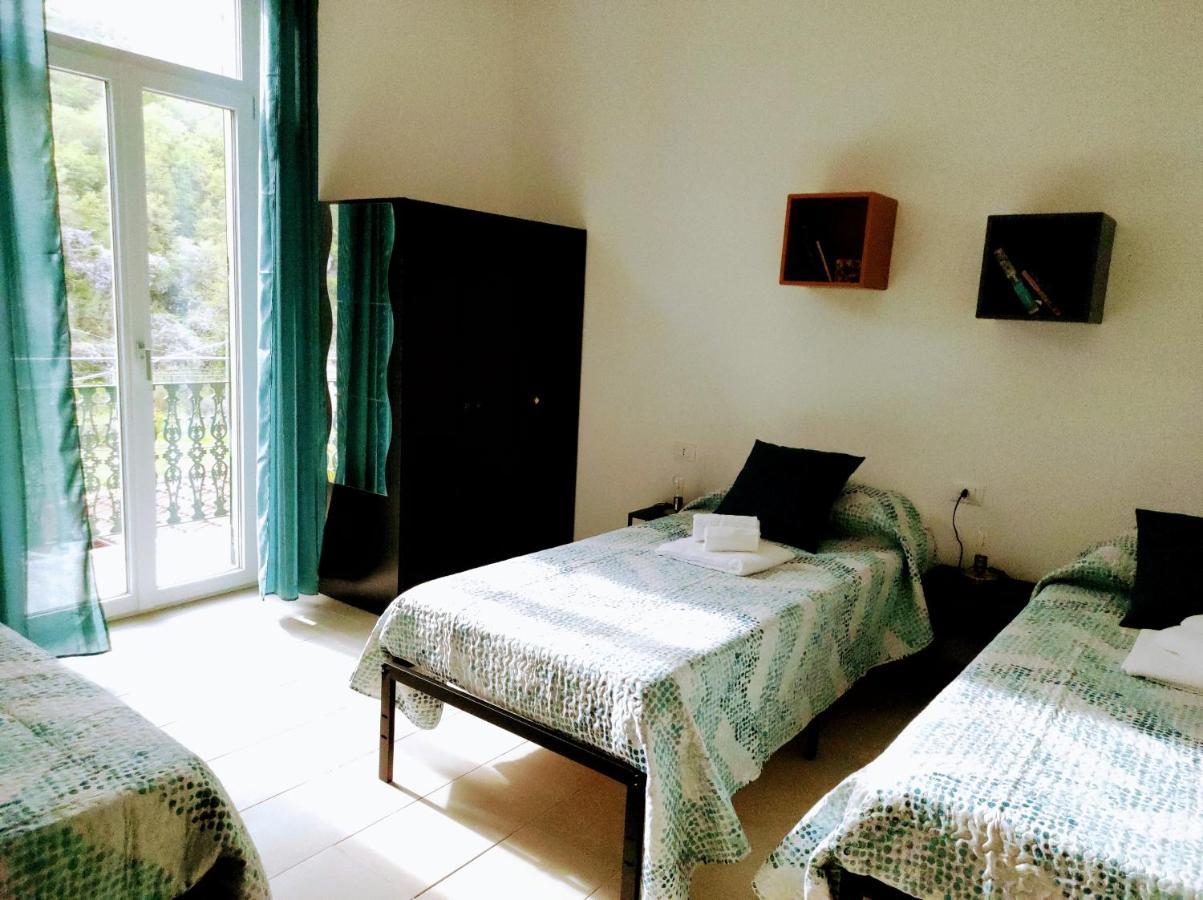 Bed On The Rocks Apartment Finale Ligure Luaran gambar